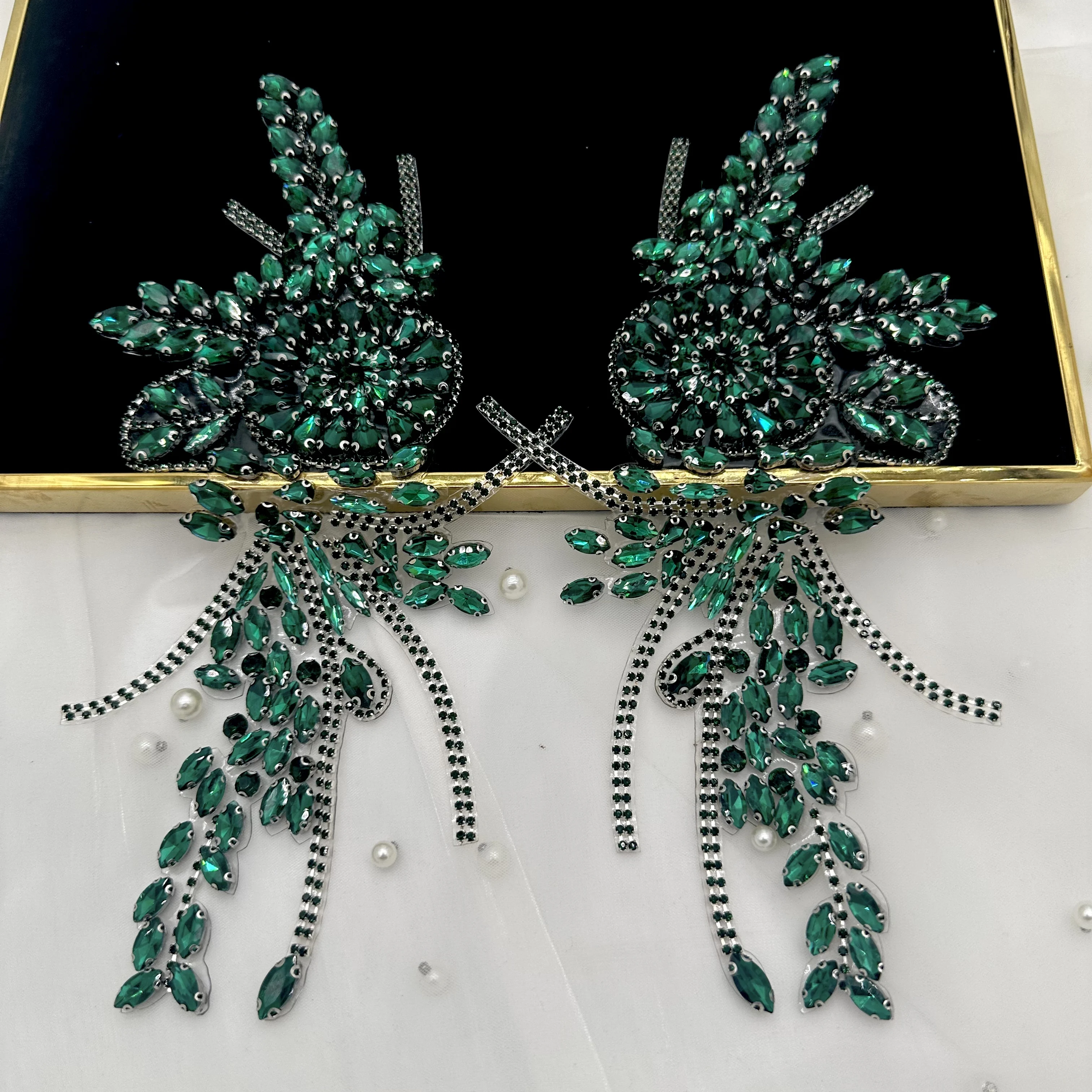 par-de-apliques-de-strass-com-tema-de-pavao-azul-agua-para-costurar-a-mao-com-motivos-de-cristais-e-perolas-para-vestidos-de-noiva-de-festa-ou-de-gala-para-decoracao-de-ombros