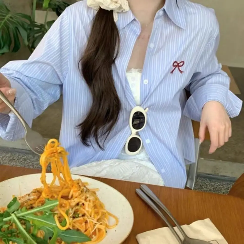 Y2K مخطط زر حتى القمصان التطريز Bowknot نمط Preppy بلوزة مخططة المرأة فضفاضة ربيع الخريف طويلة الأكمام بلوزة الإناث