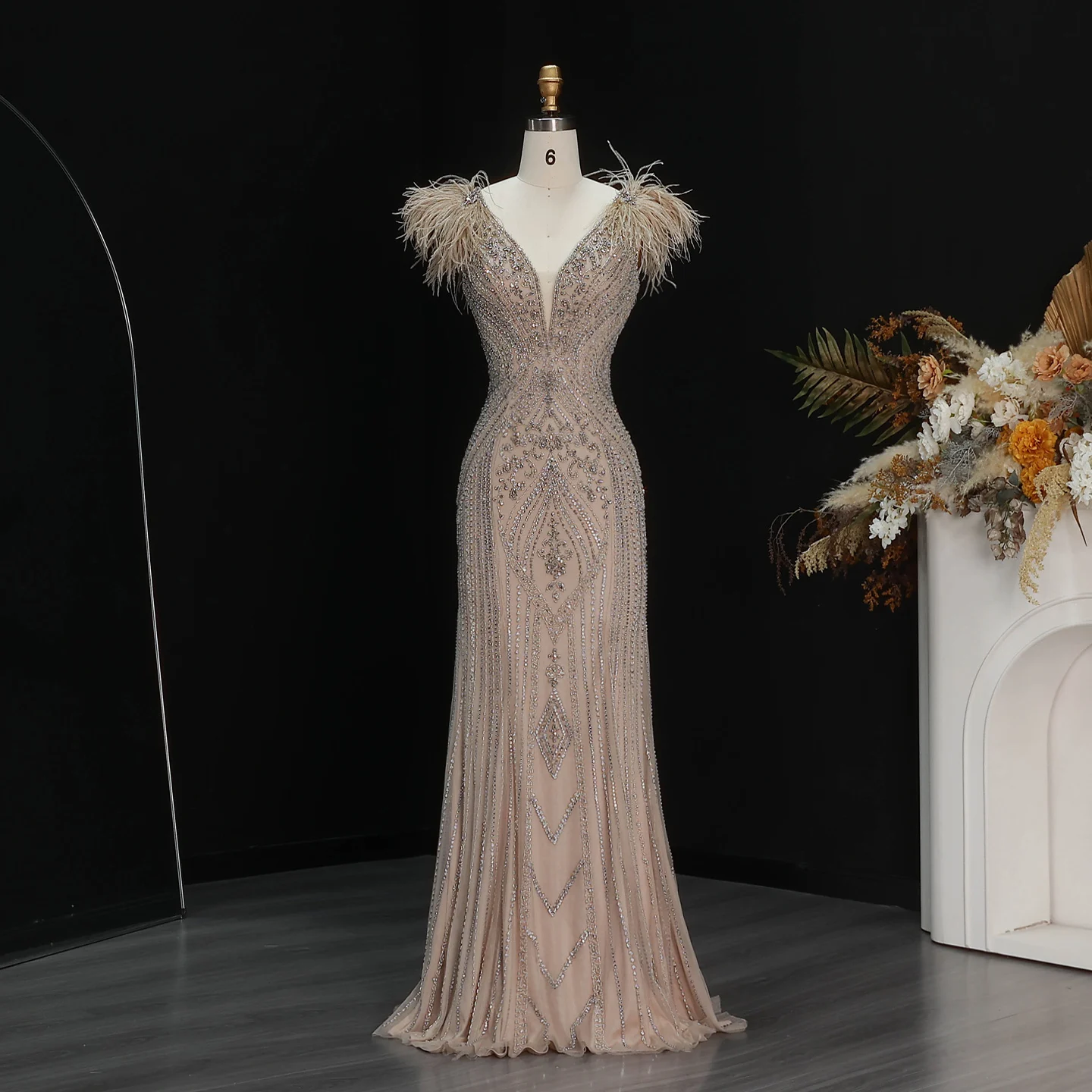 Sharon Said Luxuriöses Meerjungfrauen-Abendkleid mit Federn, Perlen und tiefem V-Ausschnitt, geeignet für Hochzeitsgäste, Partykleider SS122, maßgeschneidert. – Detail 11
