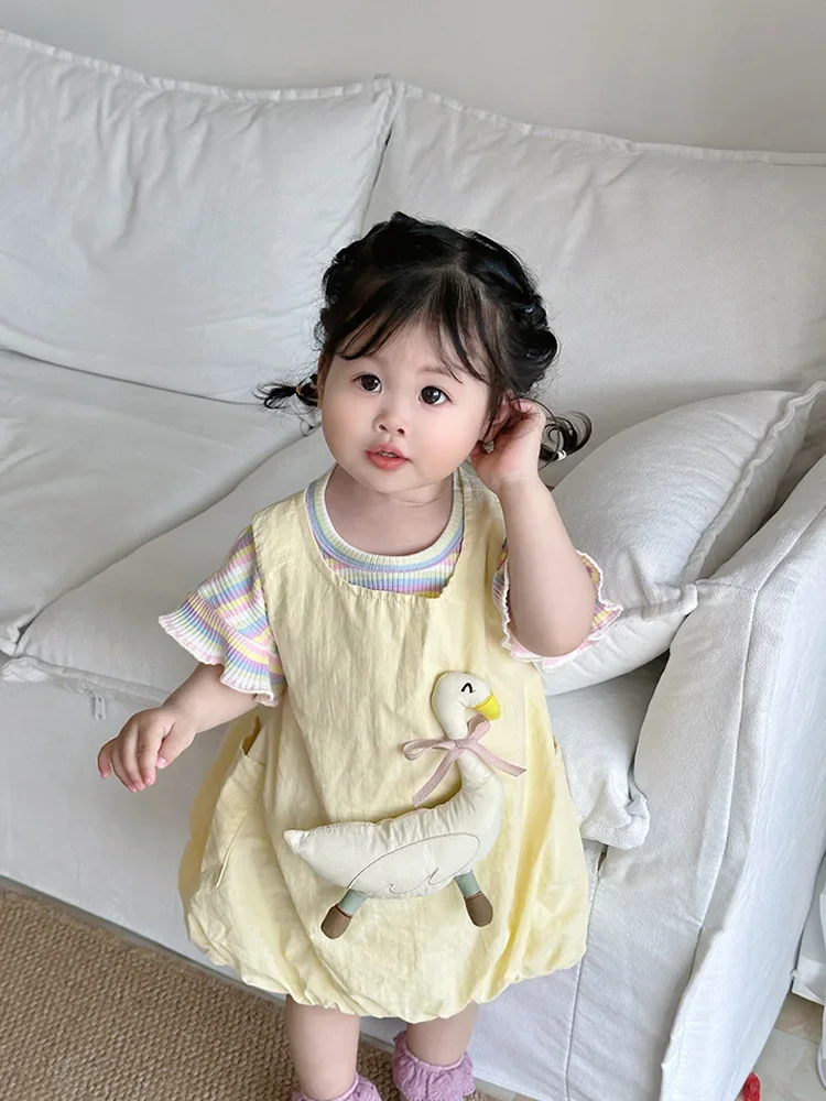 مجموعة صيفية جديدة للفتيات مكونة من قطعتين حلوة مخططة - تنورة بحمالات صفراء مع نمط بطة كرتونية ثلاثية الأبعاد