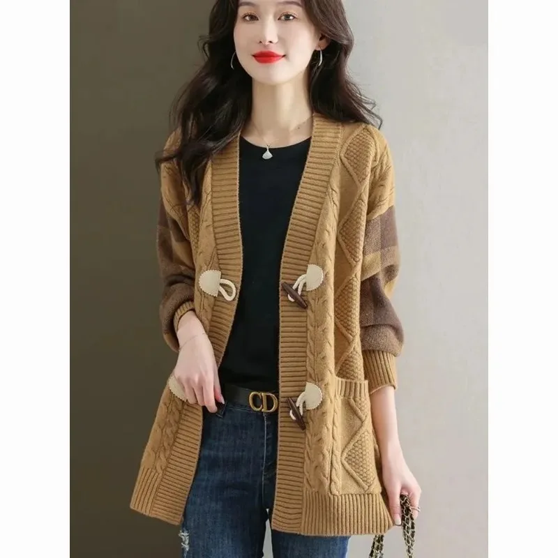 Nuovi disegni autunno inverno Cardigan lavorato a maglia chic Maglione da donna Top a maniche lunghe morbido Cappotto corto slim fit Cardigan corto di tendenza