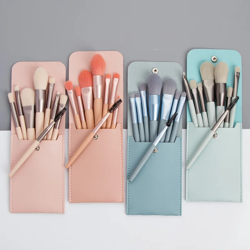 

Портативный мини-набор кистей для макияжа из 8 предметов с глубокими тонами — входит дорожный чехол для удобного хранения и красоты в дороге.