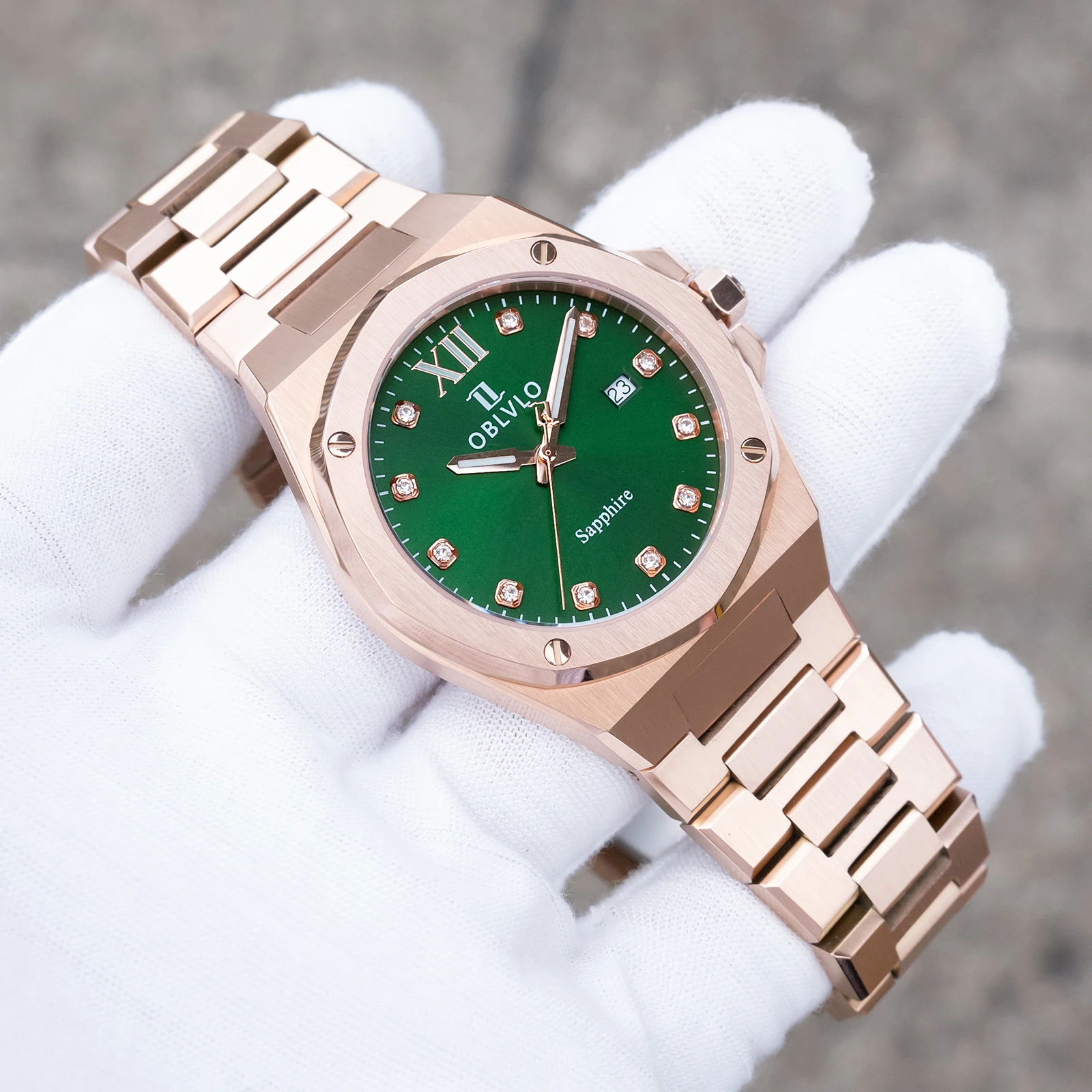 ساعة كوارتز أنيقة للرجال من OBLVLO بسوار بمينا ذهبي وردي وأخضر مع إطار تاريخ أنيق، ساعات عمل للرجال، AWS