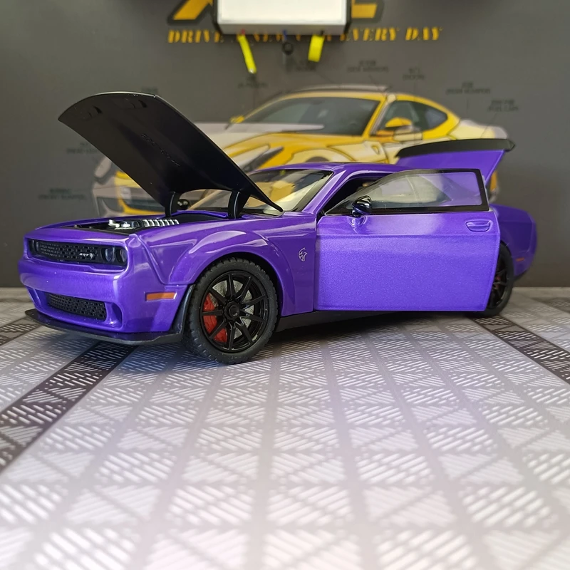 1:24 Simulated Dodge Hellcat alloy car model with doors that can open, sound and light feedback, sports car gift