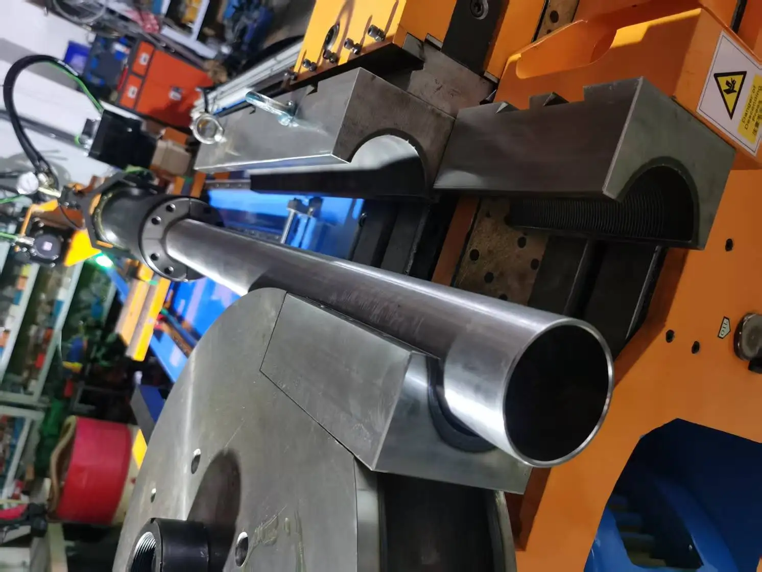 เครื่องดัดขึ้นรูปท่อและโปรไฟล์แบบอัตโนมัติ ใช้ระบบไฮดรอลิก มอเตอร์ CNC สำหรับดัดลวดเหล็ก อลูมิเนียม และเหล็กกล้าไร้สนิม  ใช้งานง่ายและเป็นมิตรต่อการใช้งาน