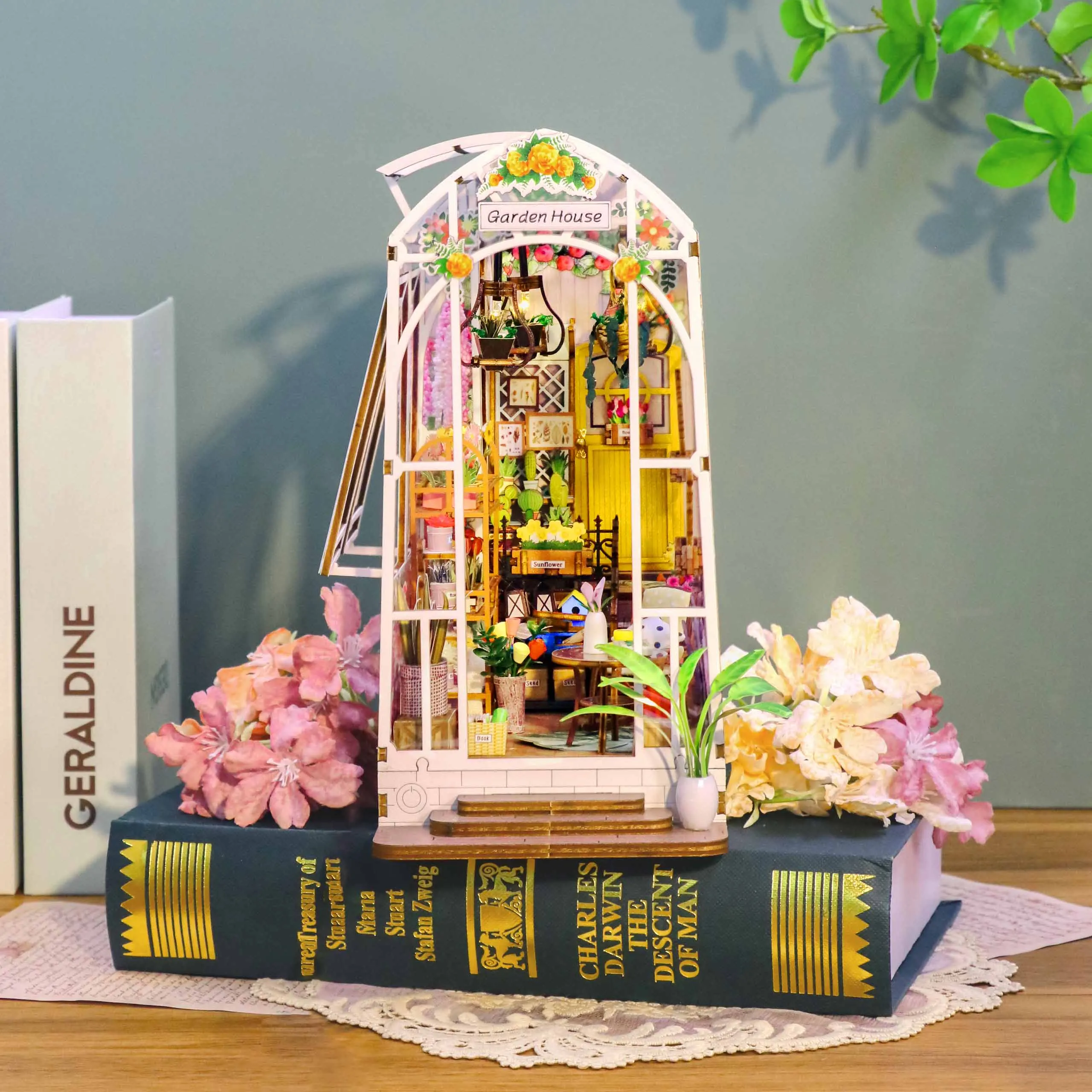 DIY Book Nook Garden House Casa Wooden Miniature Model Kit Bookend Assembled 3D Puzzle Bookshelf for Friends Gifts Home Decor