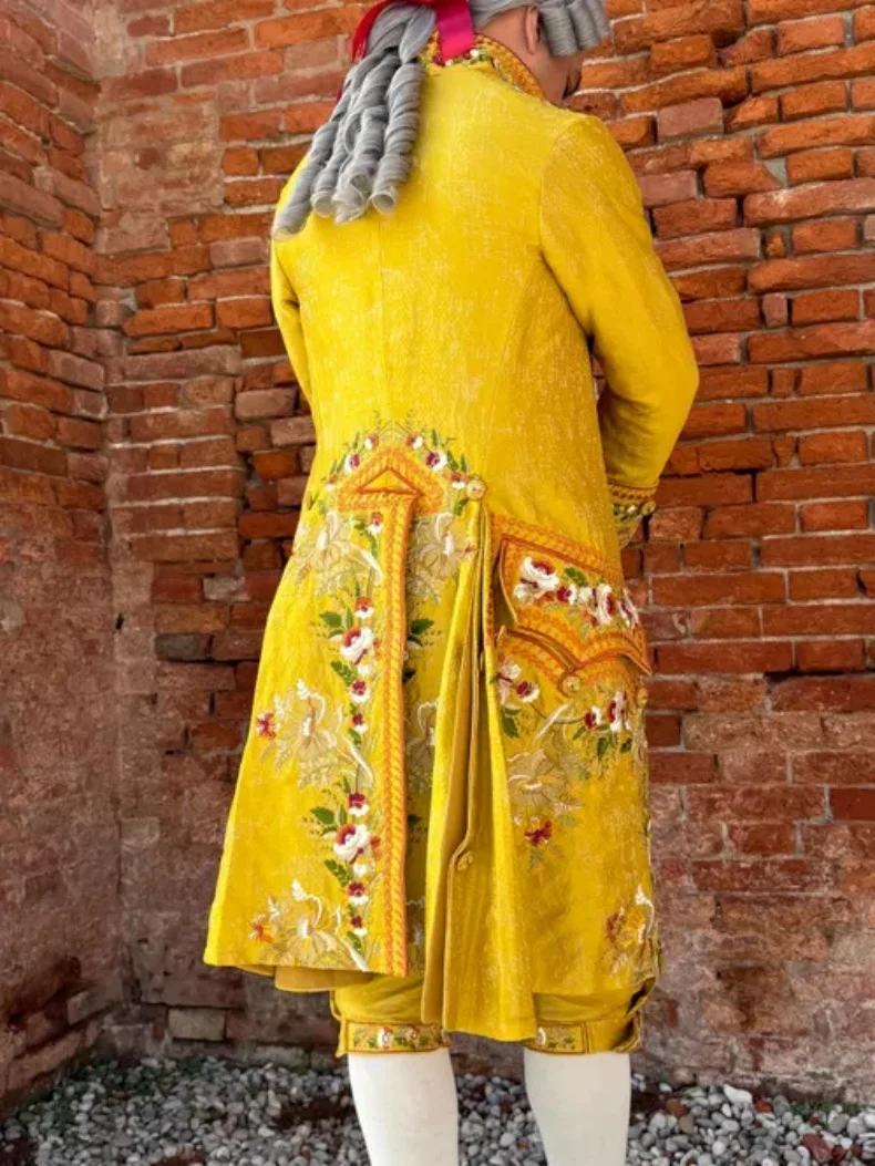 Costume da gentiluomo aristocratico britannico anni '1700, abito da smoking di lusso con stampa floreale rococò barocco da uomo vittoriano