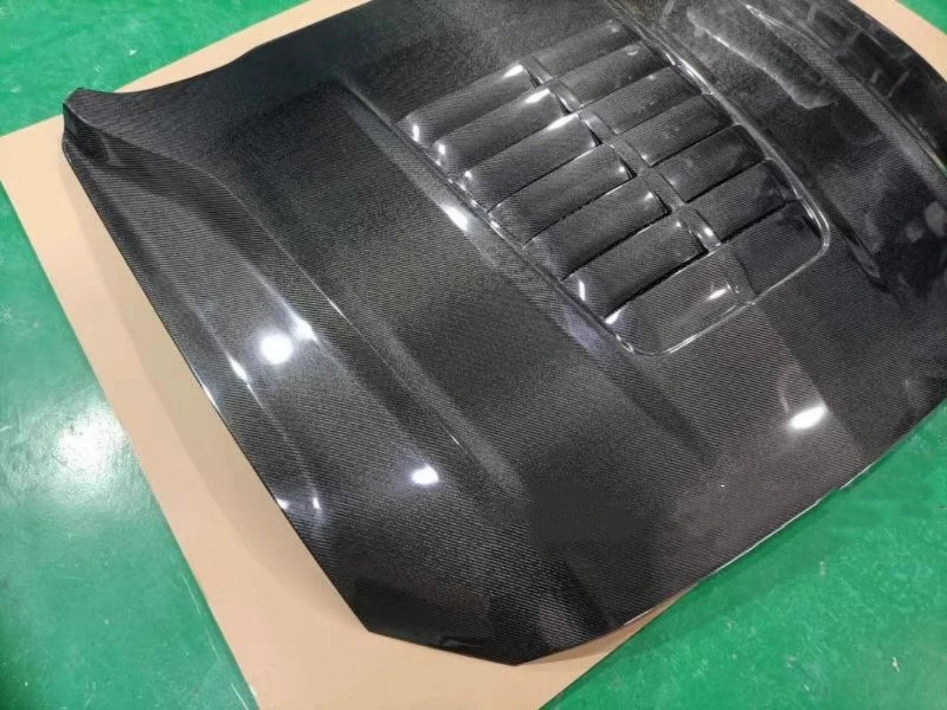 

Carbon fiber Engine Cover Engine Hood Light Weight Bonnet For Ford Mustang 2021 Modified New Style Auto Accessories