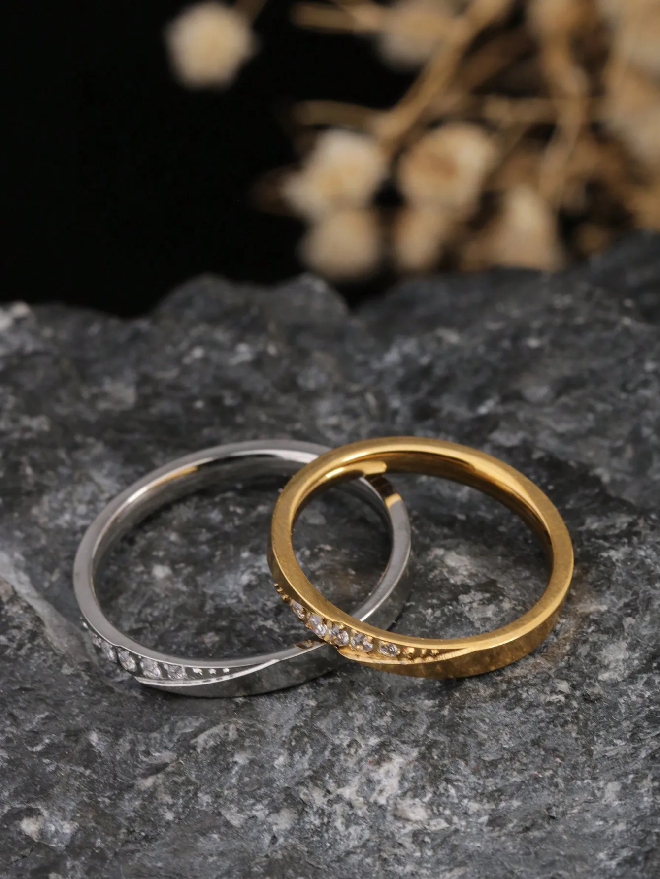 1 Piece Beveled Ring with Rhinestones Inlaid, 18K Gold-Colored Stainless Steel Jewelry, Suitable for Women to Wear in Daily Gatherings, as a Gift for Mother, as a Gift for Wife, or as a Gift