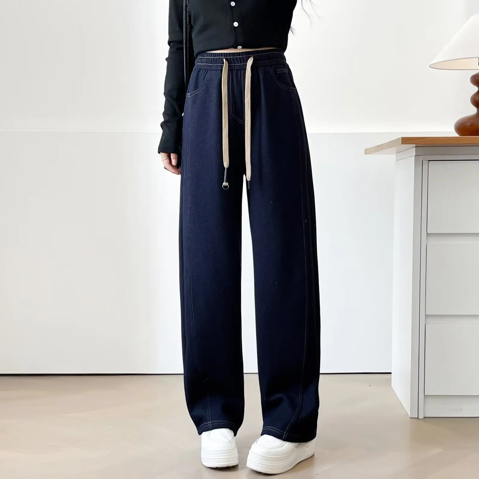 

XXXXL модная женская одежда больших размеров, джинсы, зимний стиль 2025, простые флисовые теплые джинсовые брюки с завязками на талии, брюки с изогнутыми ножками 8835