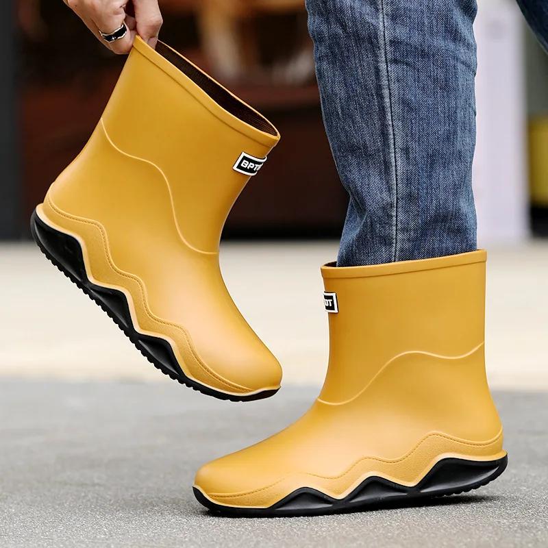 Zapatos impermeables antideslizantes de tubo medio para hombre, botas de agua altas a la moda para exteriores, zapatos de goma cálidos de terciopelo fijo para las cuatro estaciones, nuevos