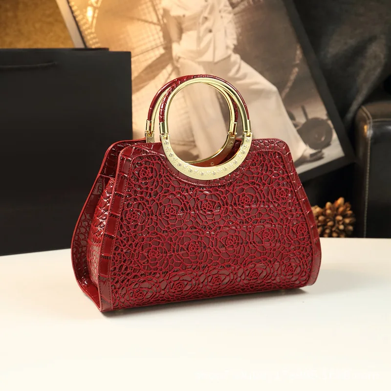 

Crocodile Pattern Commuter Handbag Large Capacity Lace Shoulder Bag for Middle Age Women Crossbody Tote​