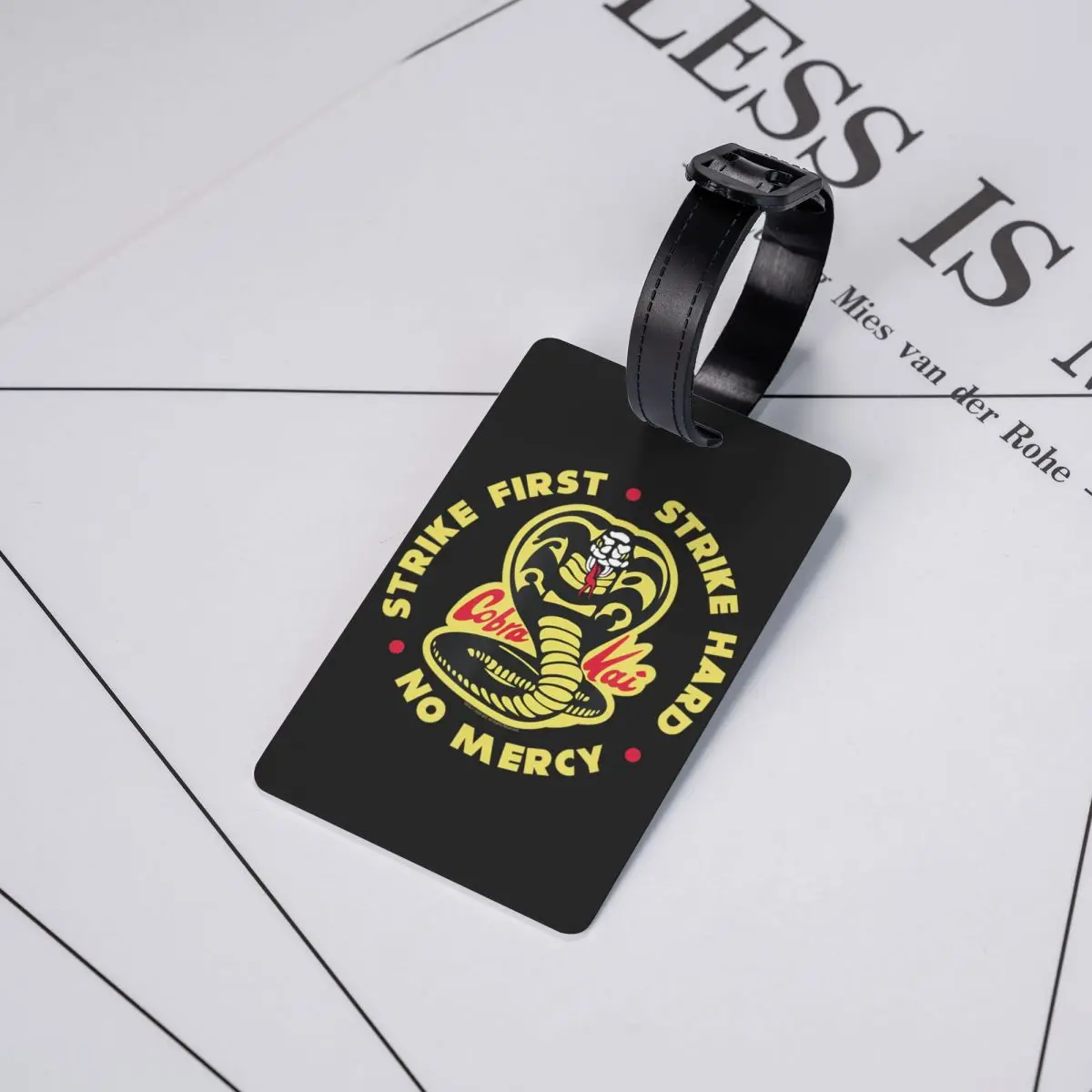 Etiqueta de equipaje con logotipo de Cobra Kai Strike First Cobra, etiqueta de identificación personalizada de Karate Kid, cubierta de privacidad