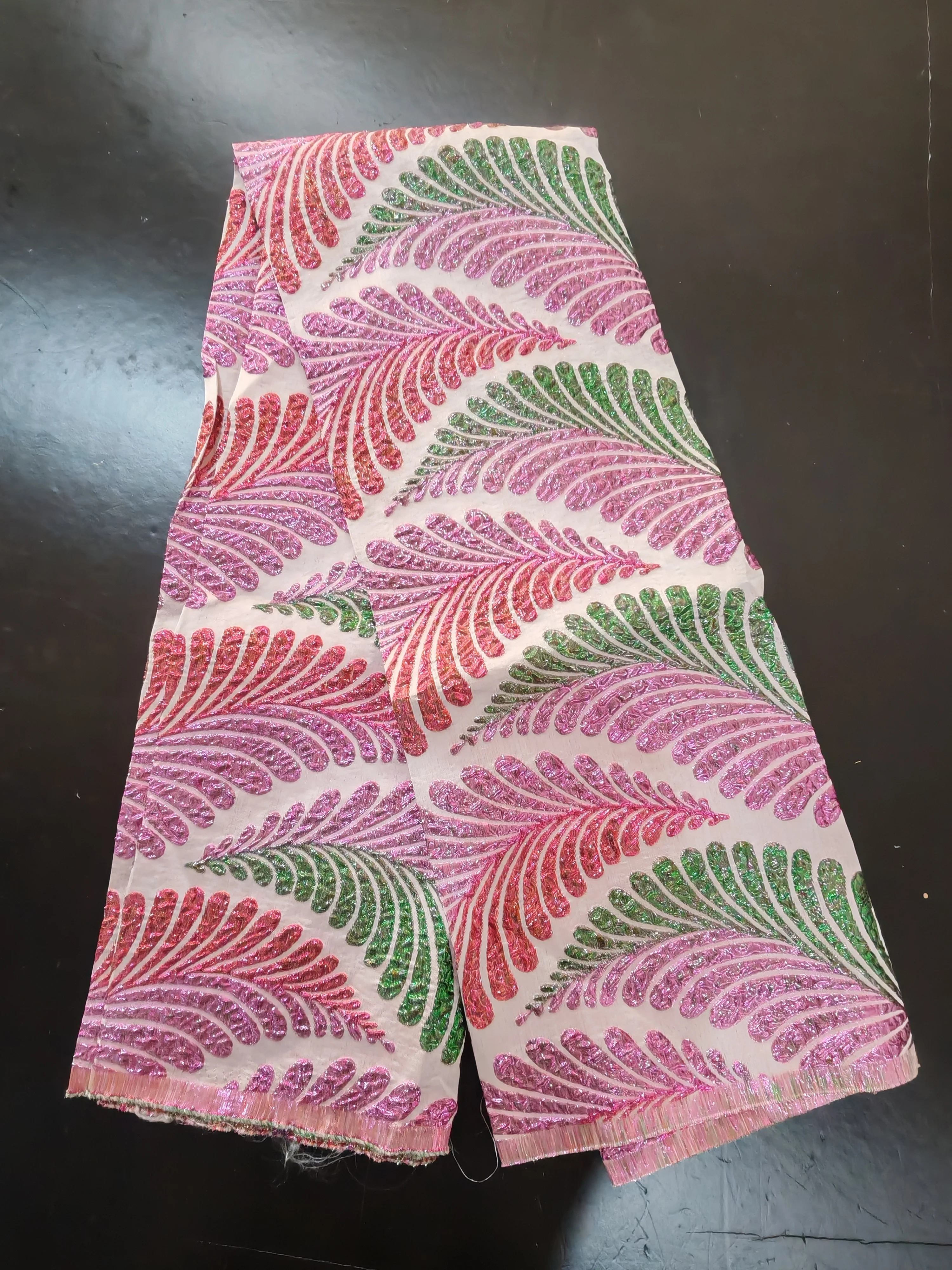 Ausverkauf Nigerianischer Brokat-Spitzenstoff Hochwertige Afrikanische Vergoldete Jacquard-Spitze zum Nähen Elegantes Partykleid, 2 Yard