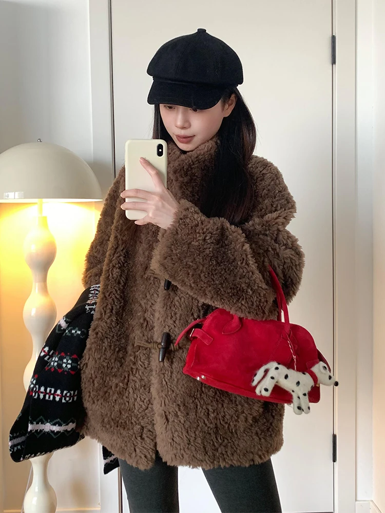 

Утепленное пальто из мягкого меха ягненка для женщин, с воротником-стойкой, на пуговицах, с вставками из кожи и меха, пушистое, теплое, из плюшевого меха