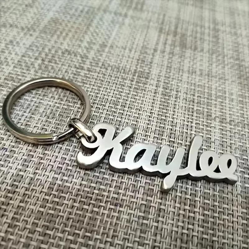 Nome personalizado chaveiro de metal anual nova personalização por atacado/carta chaveiro de aço inoxidável presente comemorativo