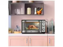 Forno Philco PFE66 em uma cozinha com armários rosados e utensílios