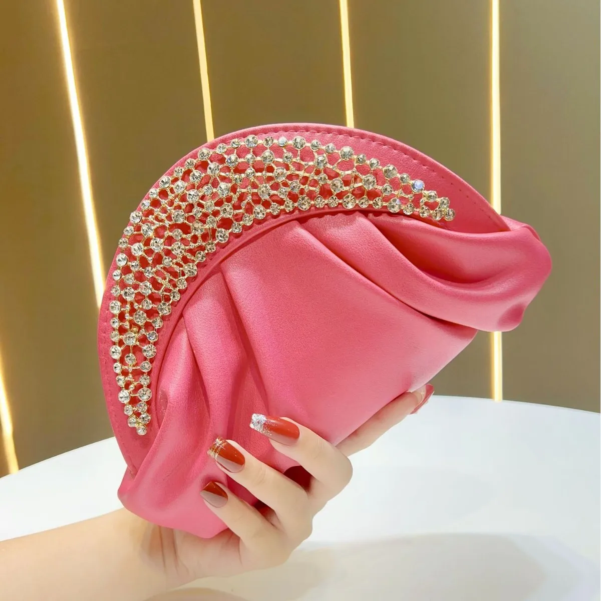 

Ladies Fashion Charm Clutch Handbags Classic Simple Gold Silver White Cloud Shape Chain Shoulder Bag For Women Party Evening Bag