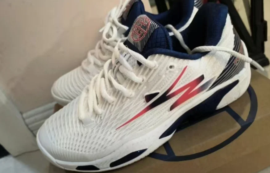 

Men's Badminton Shoes Breathable Anti-Slip Sports Tennis Shoes 2025 Men's and Women's Sports Shoes