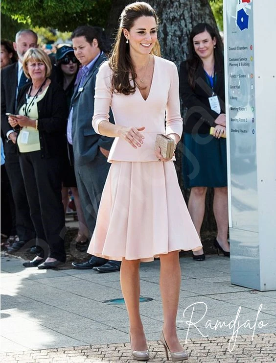 สั้นชุดเจ้าสาวสีชมพูแขนยาว Princess Kate Middleton V คอ Peplum A-Line เข่าความยาวงานแต่งงานชุด