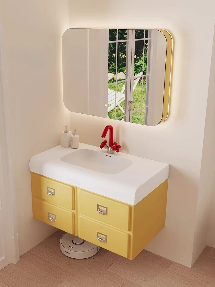 

Умный шкаф-тумба для ванной комнаты с интегрированной раковиной из каменной плиты, покрытой резиновым деревом под кремовый цвет, с функцией горячей гибки и покраски.