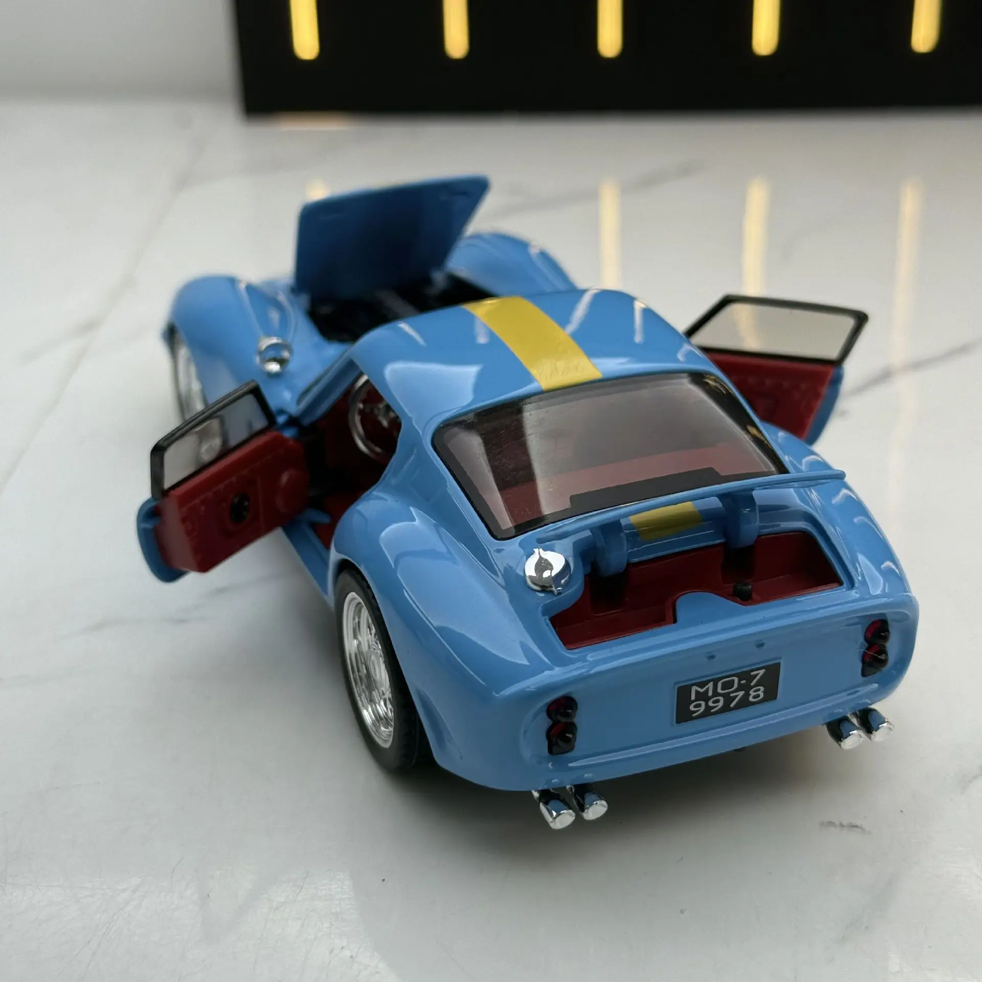 Modelo de coche deportivo 1:32 250 GTO, juguete de Metal fundido a presión, simulación de sonido y luz en miniatura, vehículo coleccionable, regalos para niños