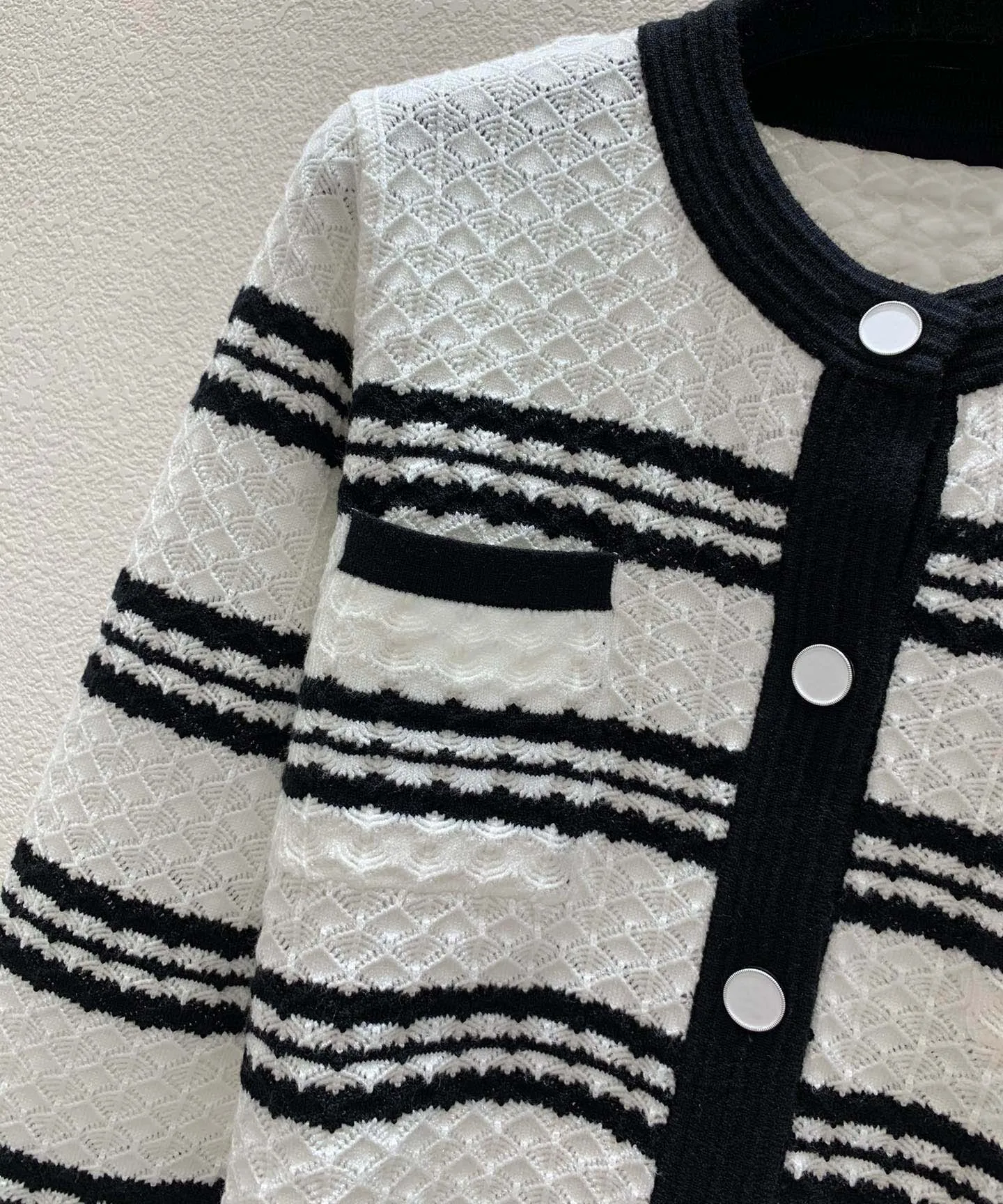 2024 new black and white striped splicing design, two pocket decorative knitted round neck cardigan