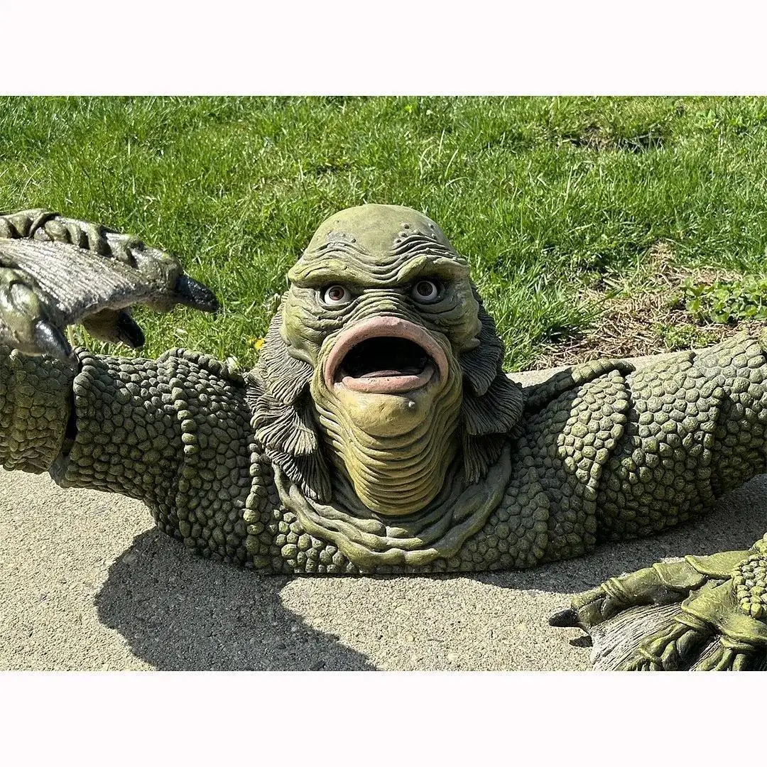 Creature From The Black Lagoon Grave Figure Model Cosplay Lizard Man Monster Room Outdoors Decoration Halloween Holiday Props