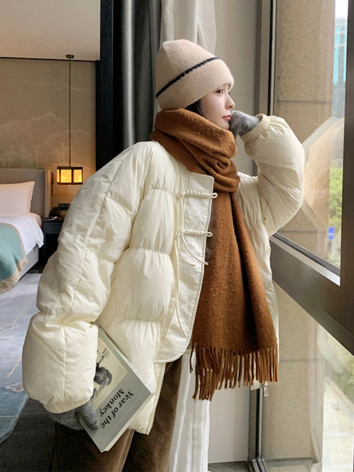 

White Du down ort Coat Women's Faionable Chinese Sle Buttoned Jaet 2023 Winter Thiened Straight Cut Pure Color