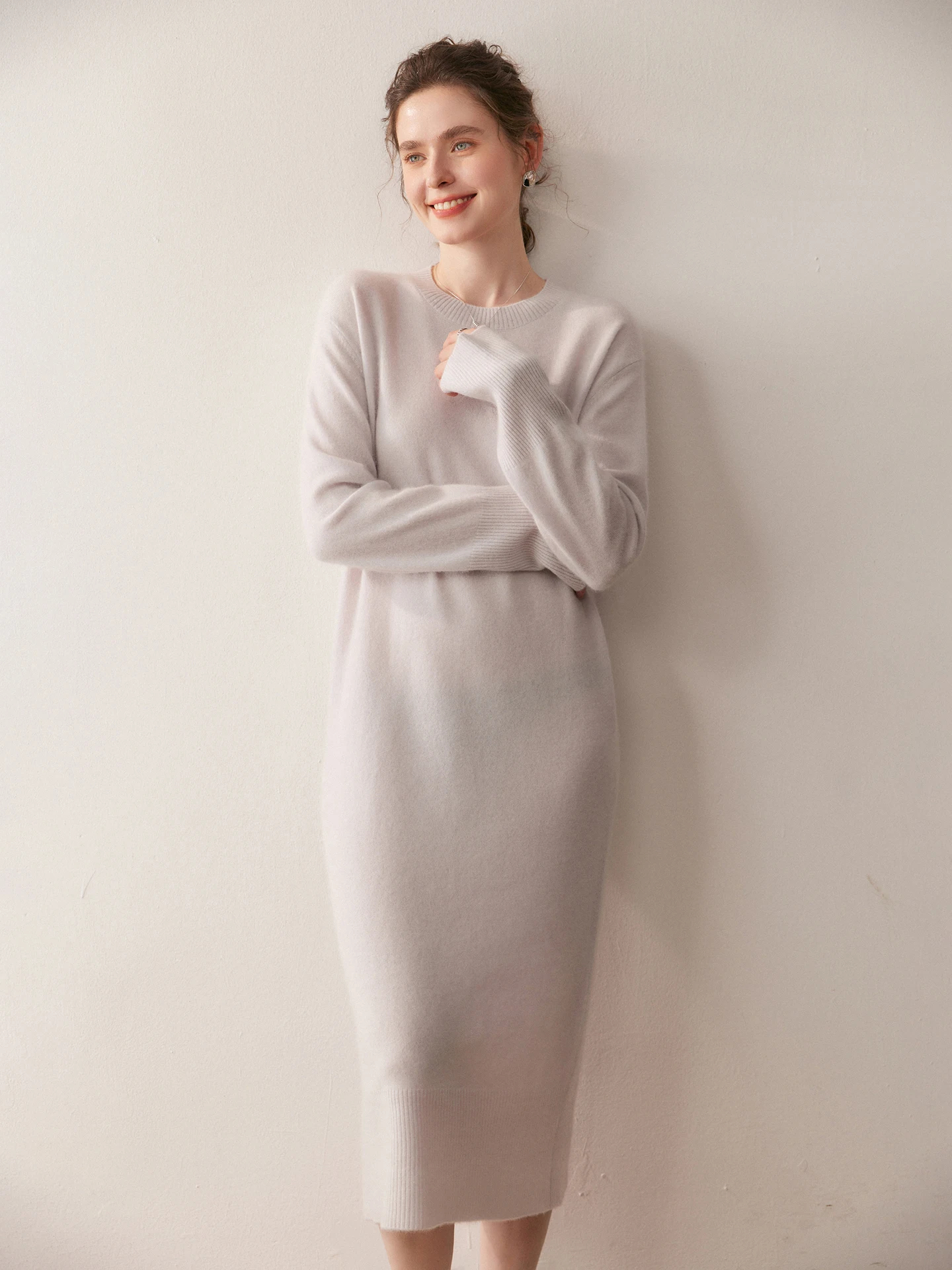 

Модный женский вязаный свитер-платье средней длины свободного кроя с круглым вырезом, визуально стройнящий фигуру