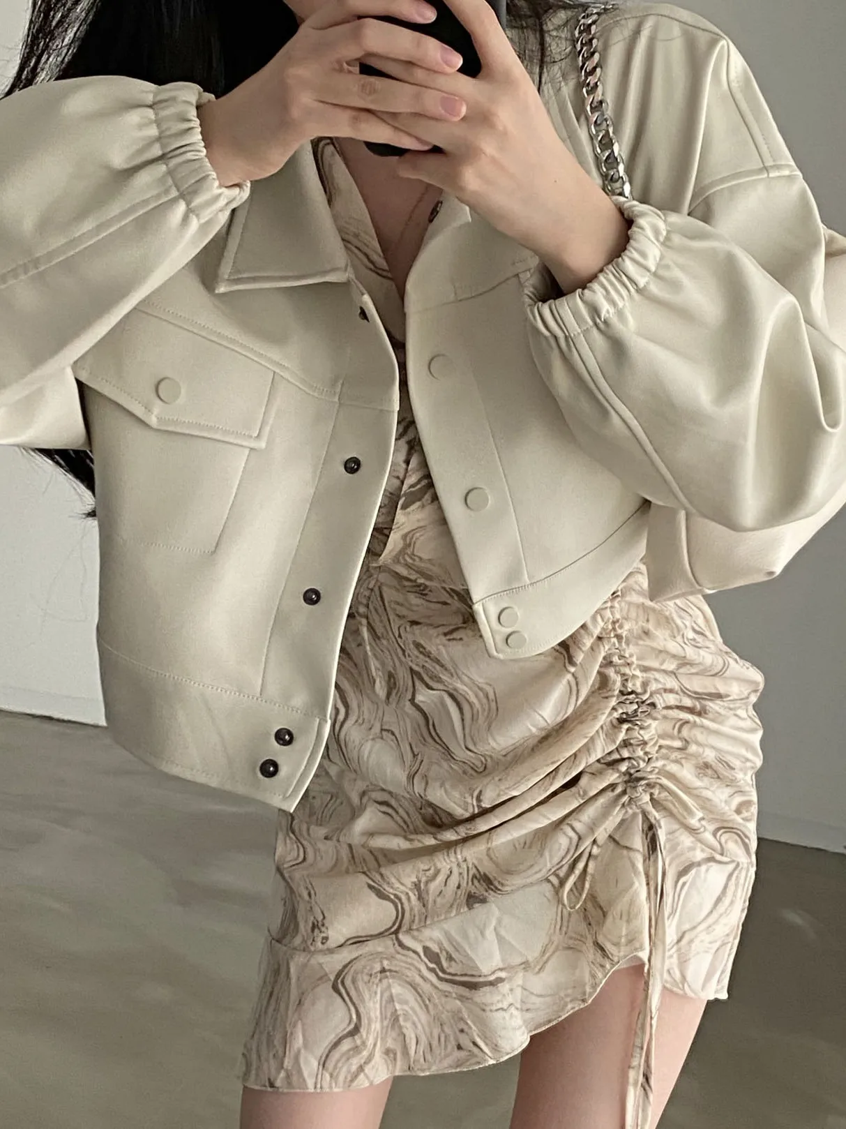 

Гонконг Sle Ретро Шикарный кожаный джет Женская верхняя одежда ранней осени с воротником Длинное пальто из искусственной кожи Sve