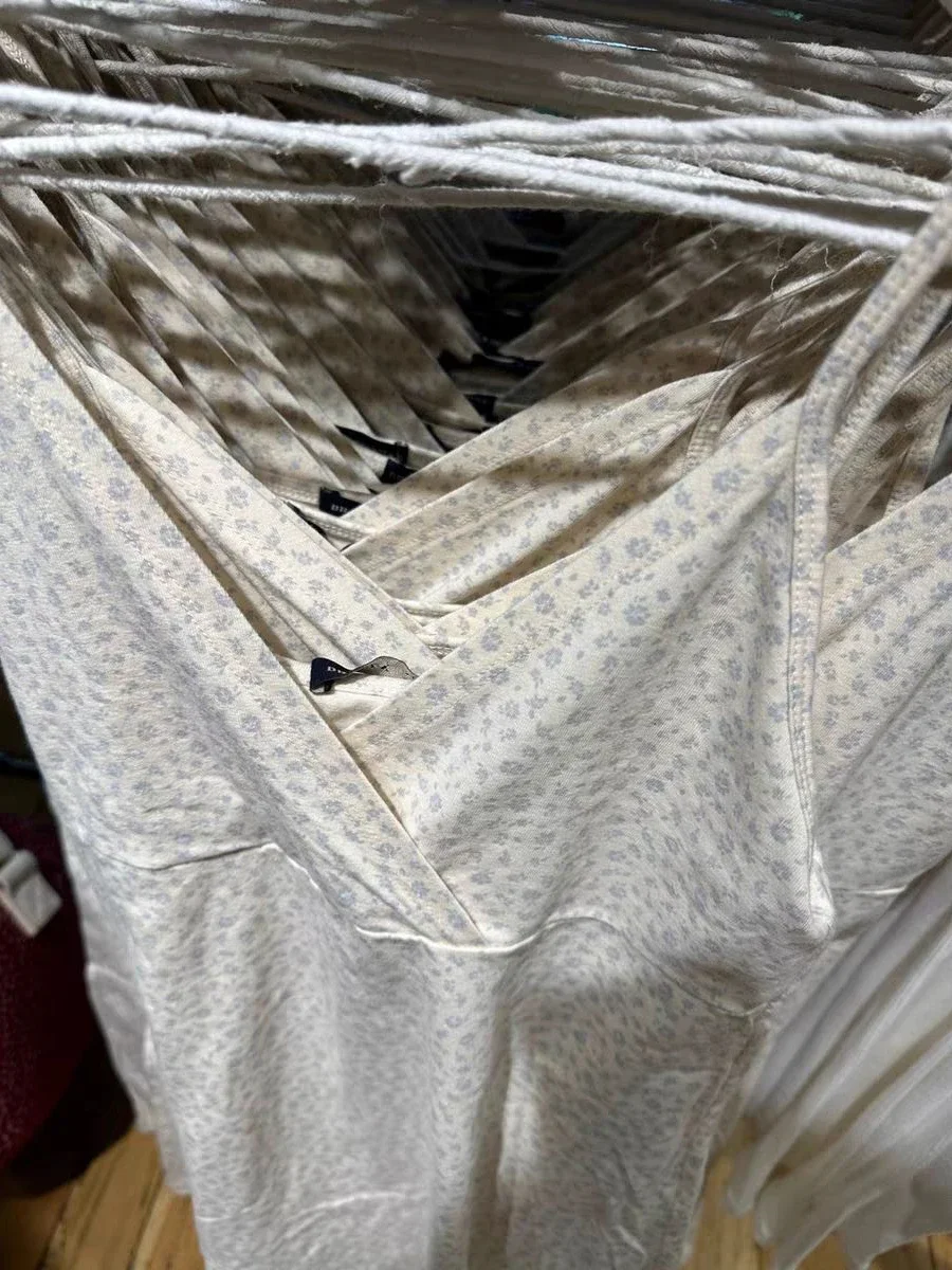 ชุดเดรสสั้นพิมพ์ลายดอกไม้ผู้หญิงเซ็กซี่ V คอแขนกุดฤดูร้อนสั้นชุดลำลองสตรีทแวร์สไตล์พรีปปี้ชุดเดรส