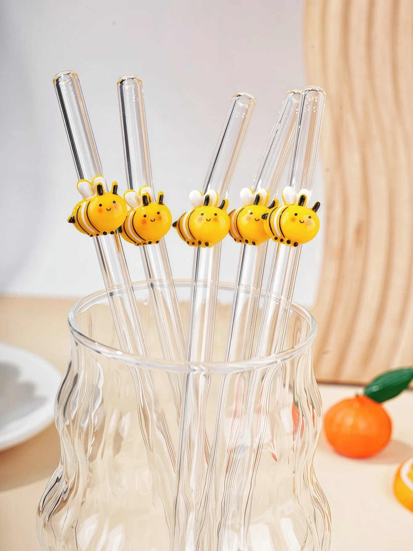 Reusable Decorative Glass Straw with Bee Charm, Handmade Borosilicate Material, Ideal for Tea & Coffee Drinks, Great Gift Option