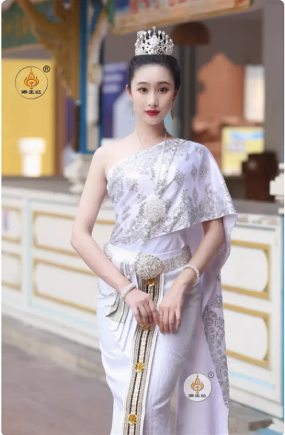 Tradycyjne tajskie ubrania damskie, inkrustowane złotą folią i drapowane gaza