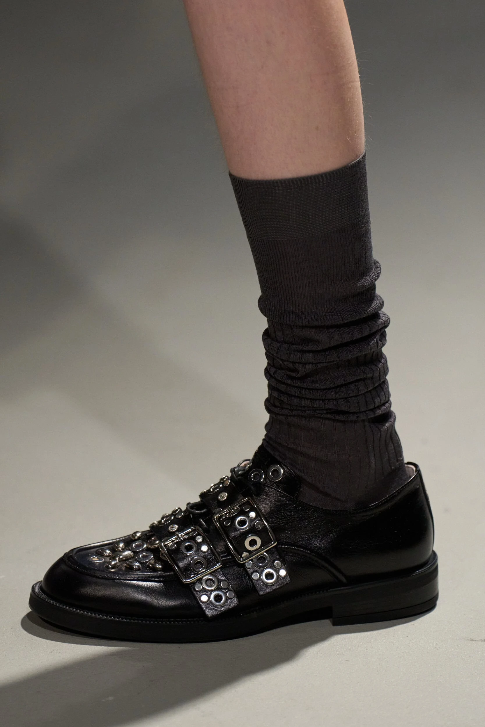 

Весна 2026, новые женские разноцветные лоферы, верхний ремень, пряжка, декор с заклепками, платформа, круглый носок, шнуровка, лоферы в консервативном стиле