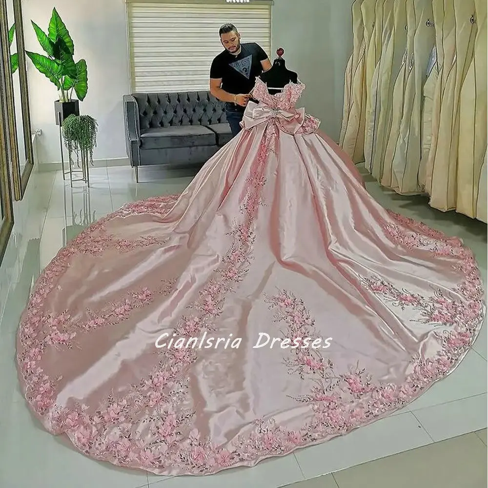 สีชมพู Sequined Appliques ลูกไม้ Ruffles Quinceanera ชุดชุดไปงานเต้นรำปิดไหล่ประดับด้วยลูกปัด3D ดอกไม้รัดตัว Vestido De 15 Anos