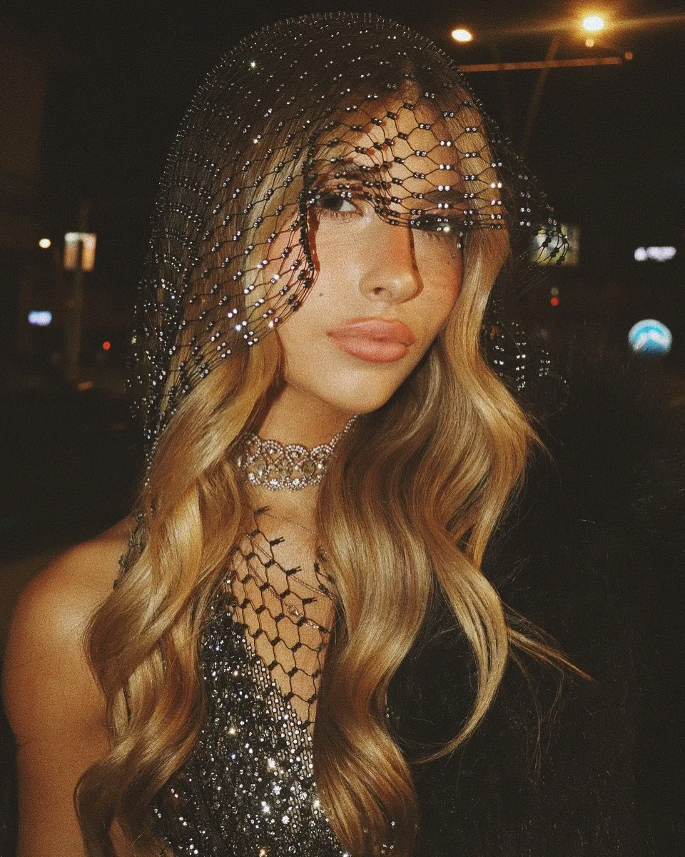 

Новинка 2024 года, блестящая ажурная майка с бриллиантами для женщин, сексуальный укороченный топ с открытой спиной и капюшоном, музыкальный фестивальный камзол