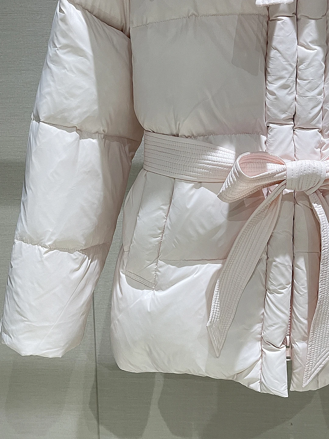 Ultraleichte Langarm-Daunenjacke mit Kragen für Damen, hohe Taille, Knoten, Herbst-Winter, neue Sle Commute Ele