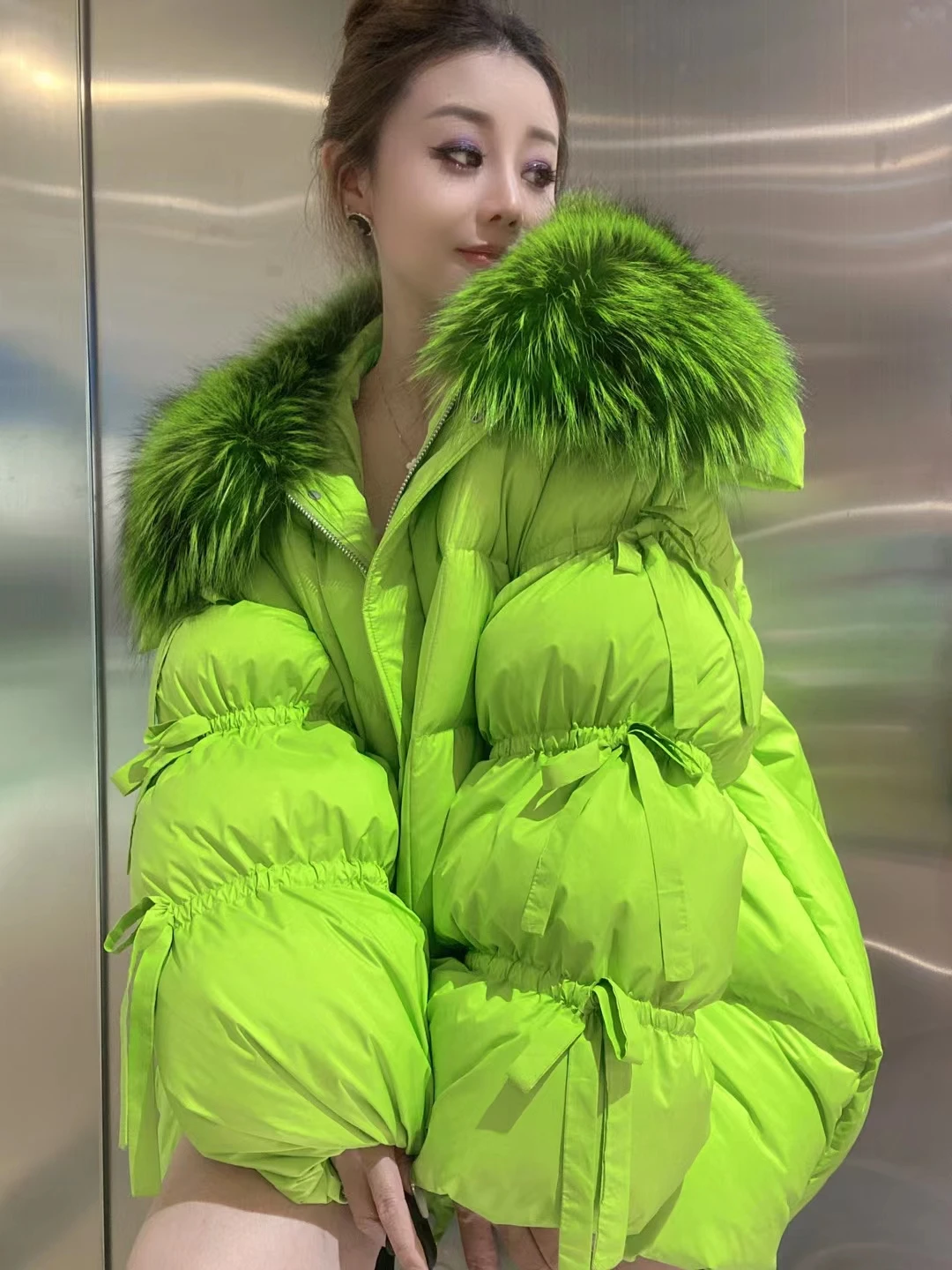 

New 2023 Winter Warm Real Natural Raccoon Fur Collar White Duck Down Green Bread Coat Women Elegant Lantern Sleeve Bow Down Jac