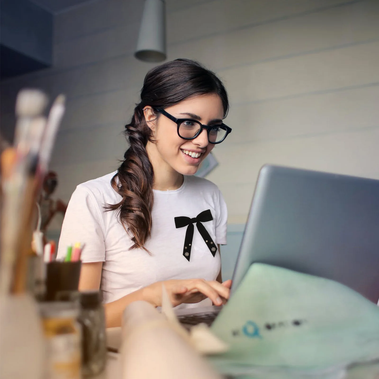 

Vintage Burgundy Bow Tie Brooch for Women Pre-Tied Crystal Bowknot Collar Pin Elegant Rhinestone Shirt Clip Party Accessories