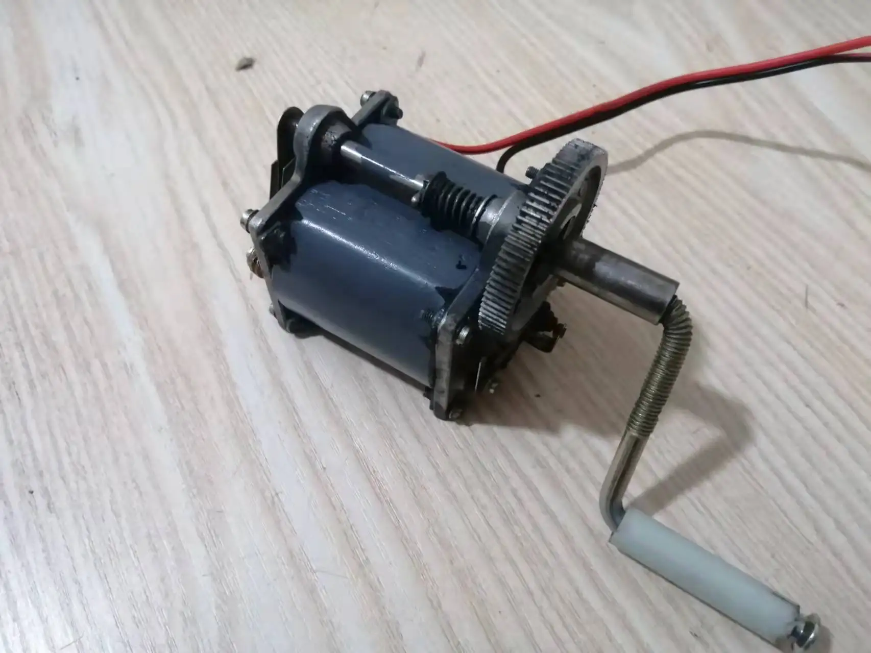 Old-fashioned magnet phone generator hand-cranked alternator 220v 80w speed increase gearbox diy