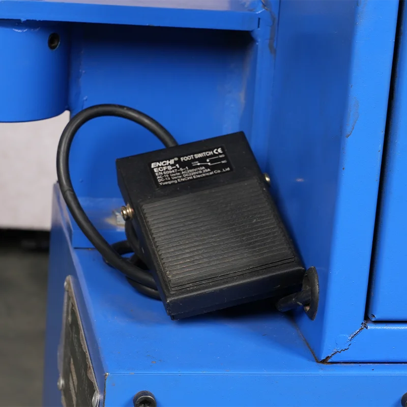 الصين مصنع توريد سعر جيد 220 فولت الفرامل بطانة برشام آلة الفرامل آلة التثبيت للبيع