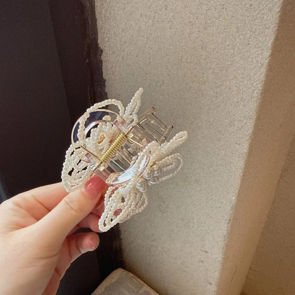 

Водонепроницаемая заколка-краб с жемчугом и цветами, с белыми бусинами в форме зерен, элегантная, изысканная, ручной работы, для повседневного использования