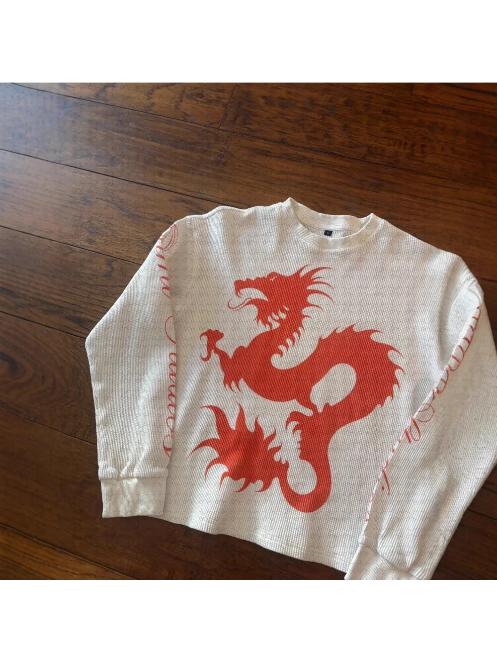 Nueva camiseta de manga larga de tejido tipo gofre, con estampado de dragones y letras, de estilo retro y con motivos de subcultura, ideal para el otoño, con un toque moderno y versátil para el día a día.