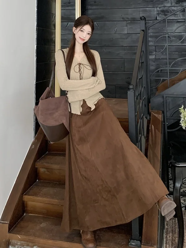 

Женский комплект из кардигана с V-образным вырезом и юбки из замши цвета хаки для ранней осени: модный и удобный костюм из двух предметов