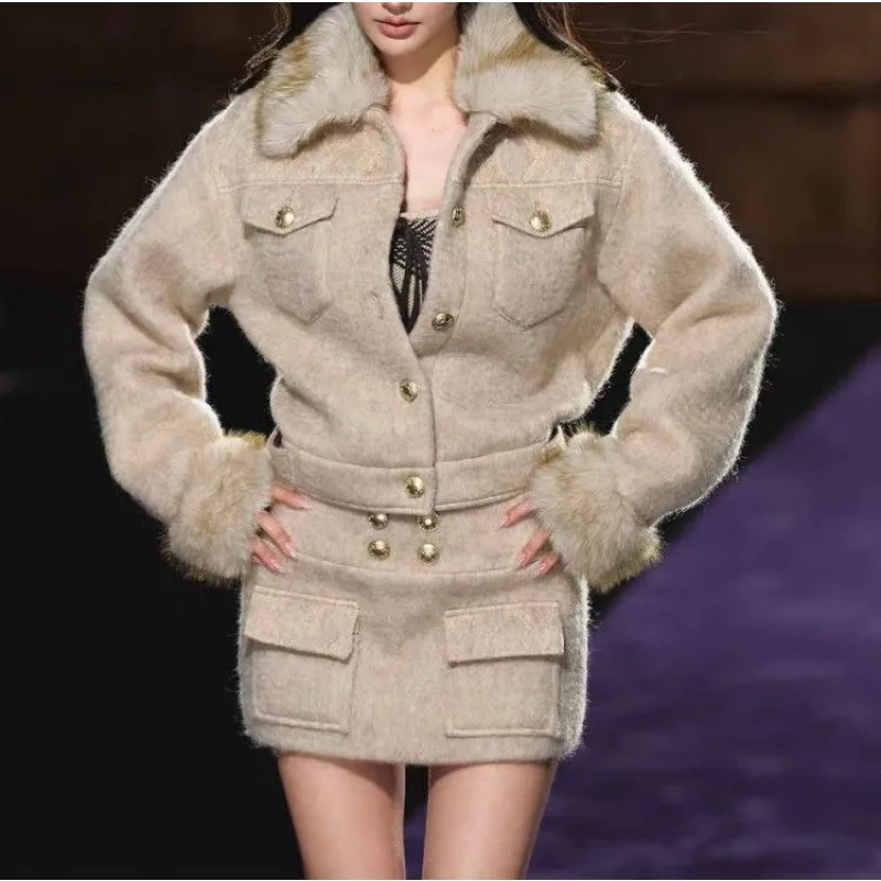 

2025 Ретро темперамент, сладкий и крутой плюшевый комплект для сращивания, куртка с золотым меховым воротником, короткая юбка, комплект из двух предметов для женщин