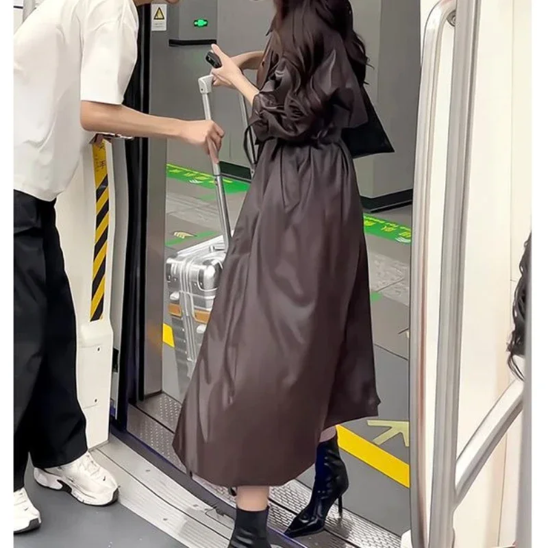 سترة جلدية ريترو المرأة 2025 الخريف تصميم جديد الشعور المألوف تنوعا التلبيب خندق معطف معطف طويل