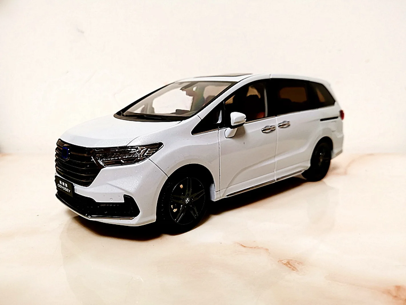 1/18 scale Honda Odyssey Sport Hybrid 2022 White Diecast Car Model Collection