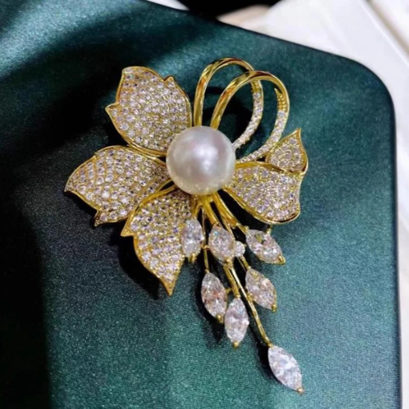 Spille a forma di fiore smaltato di nuova moda per le donne Squisito strass Perla Fiore Spille per abbigliamento eleganti Regali di gioielli per feste casual