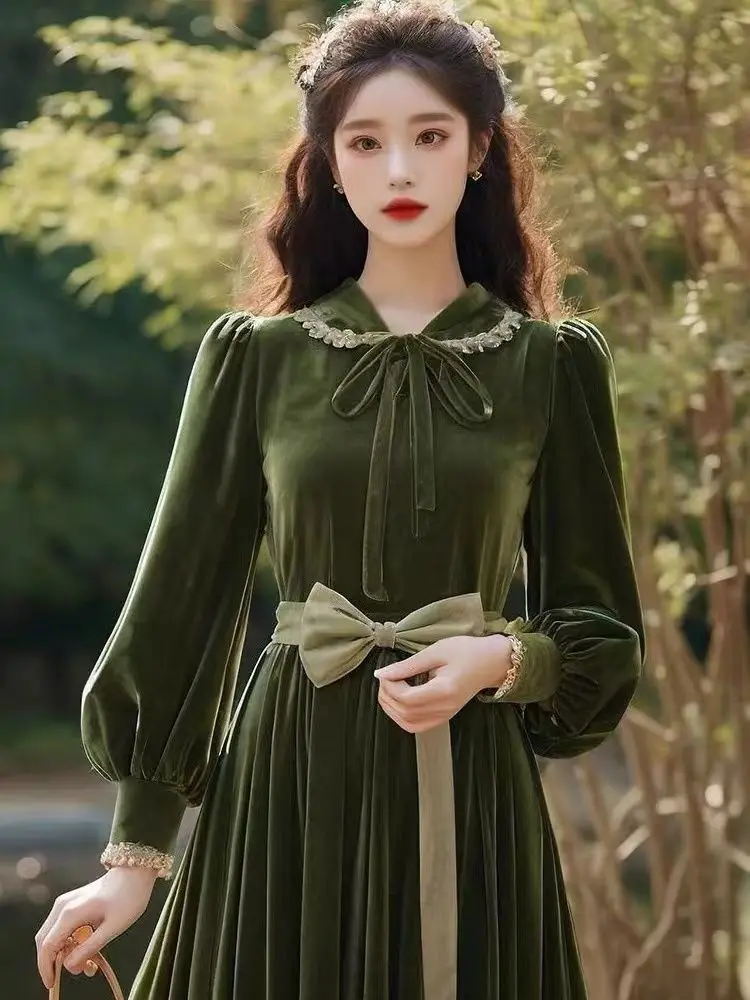 

Retro Green Velvet Dress For Women In Autumn And Winter 2025, With A Light Luxury Design And A Unique Slim Fit Dress